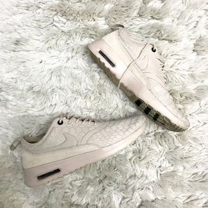 GOOD CONDITION: Nike Air Sneakers